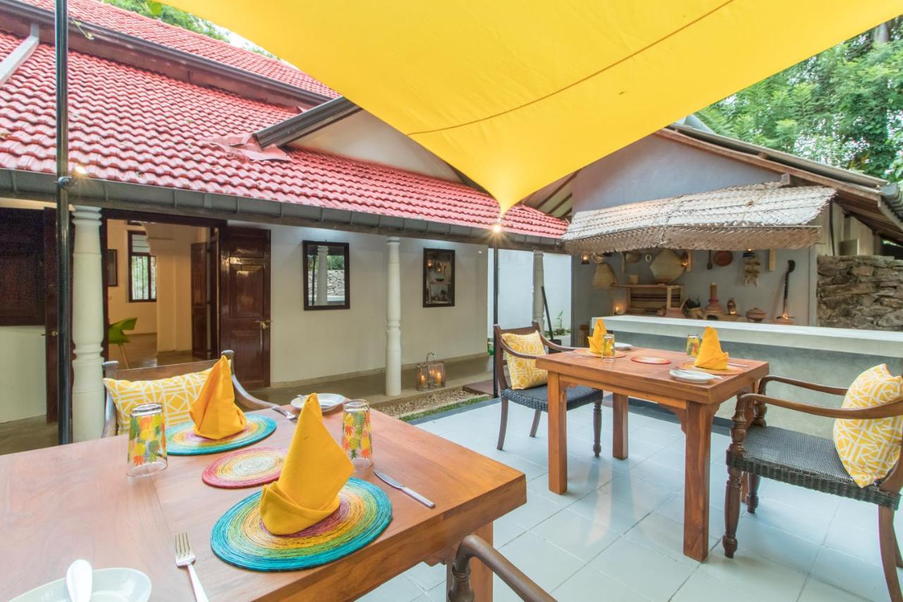 The Pineapple Villa กัมปาฮา ภายนอก รูปภาพ